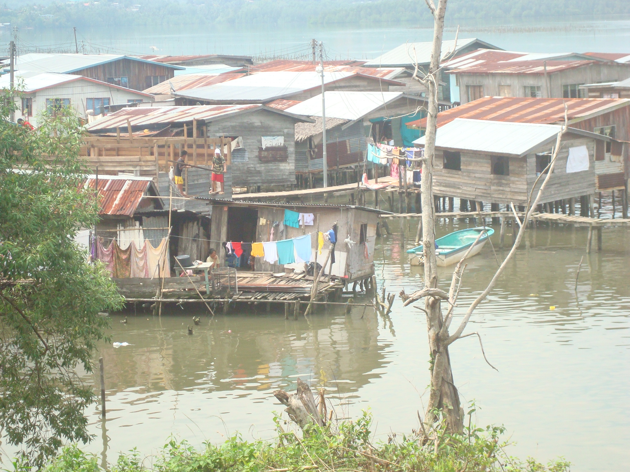  Rumah  rumah  nelayan di atas  air  di Kg Mengkabong 2009 